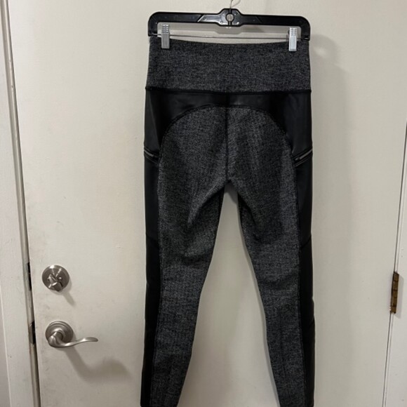 Athleta Black Gray Luxe Drifter Faux Leather Sides Zip Pockets Leggings Sz Small - Picture 4 of 11